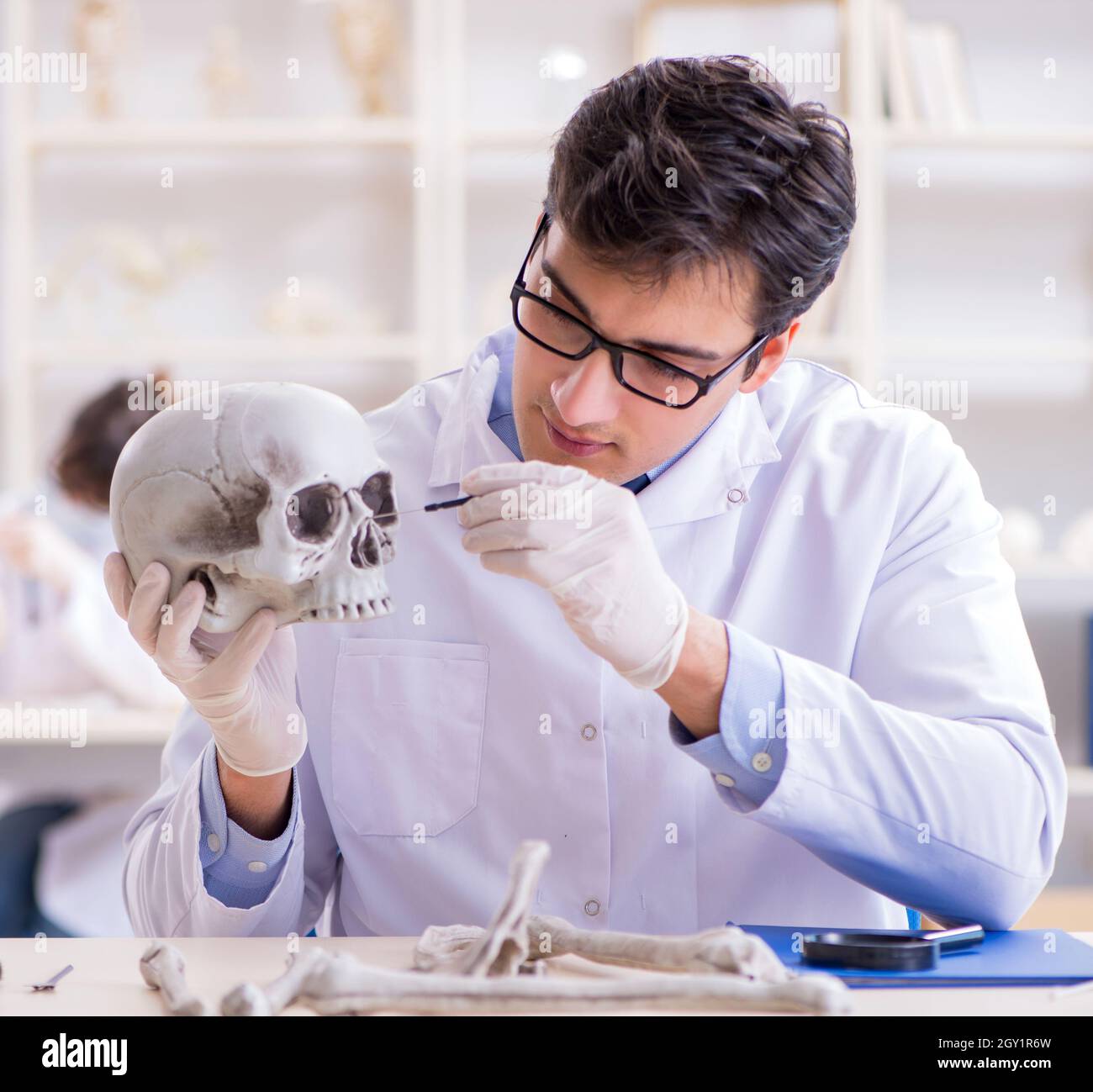 El profesor estudiando esqueleto humano en el laboratorio Fotografía de