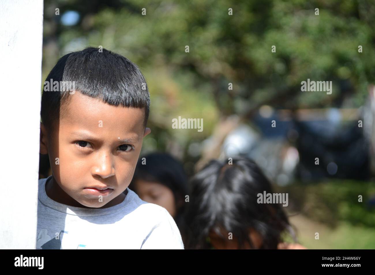 Un niño indígena posó para una foto durante los casi 30 días de la toma