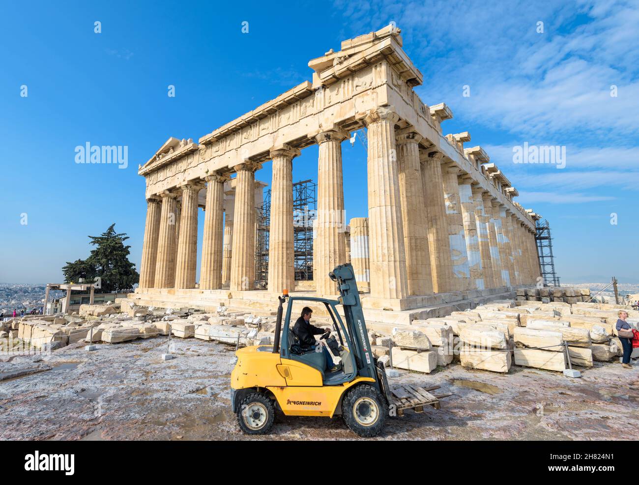 Atenas 8 De Mayo De 2018 Carretilla Elevadora Conduce Por El Templo