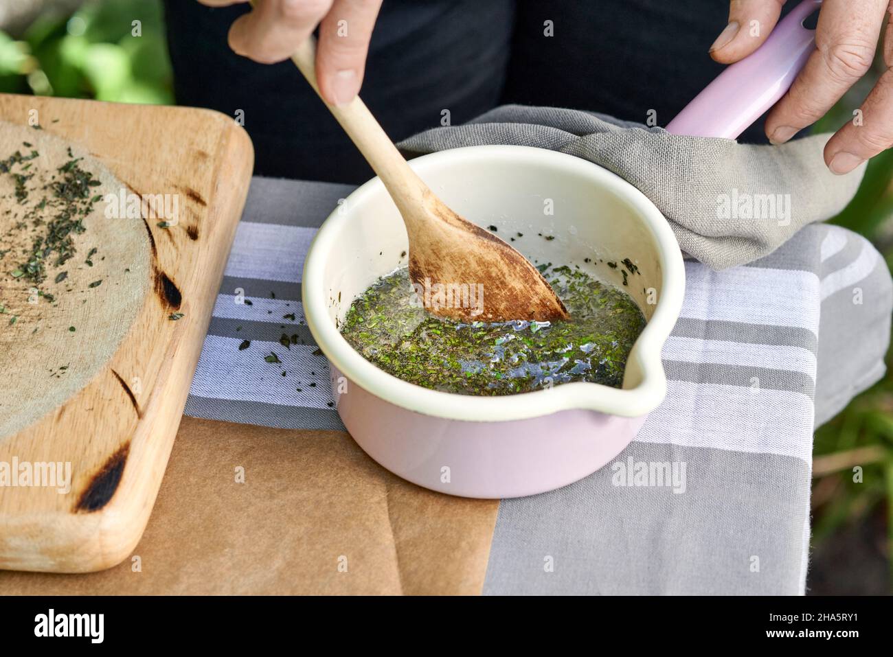 Los Pasos Para Hacer Caramelos De Tomillo Fotograf As E Im Genes De