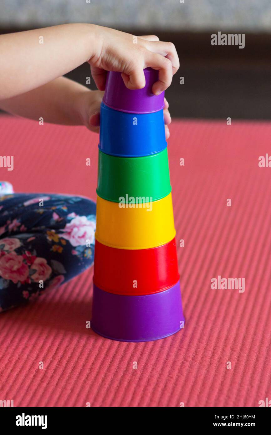 Pir Mide De Vasos De Pl Stico De Colores Fotograf As E Im Genes De Alta