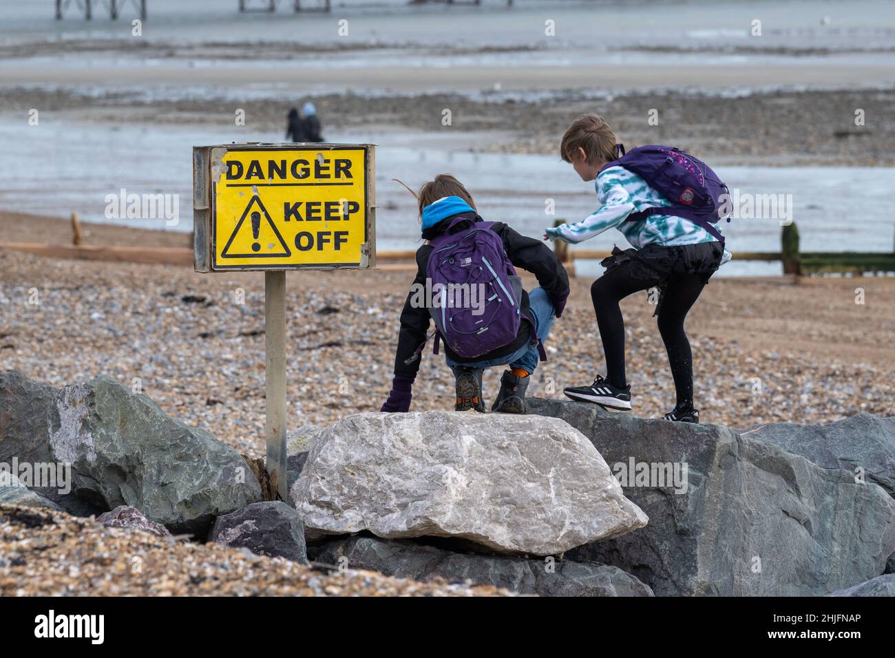 Ni Os Ignorando Las Se Ales De Advertencia Worthing West Sussex