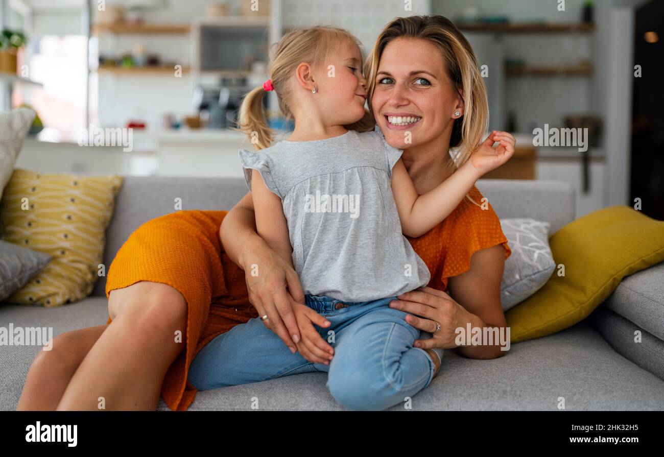 Feliz familia amorosa Madre y su hija niña jugando y abrazando juntos