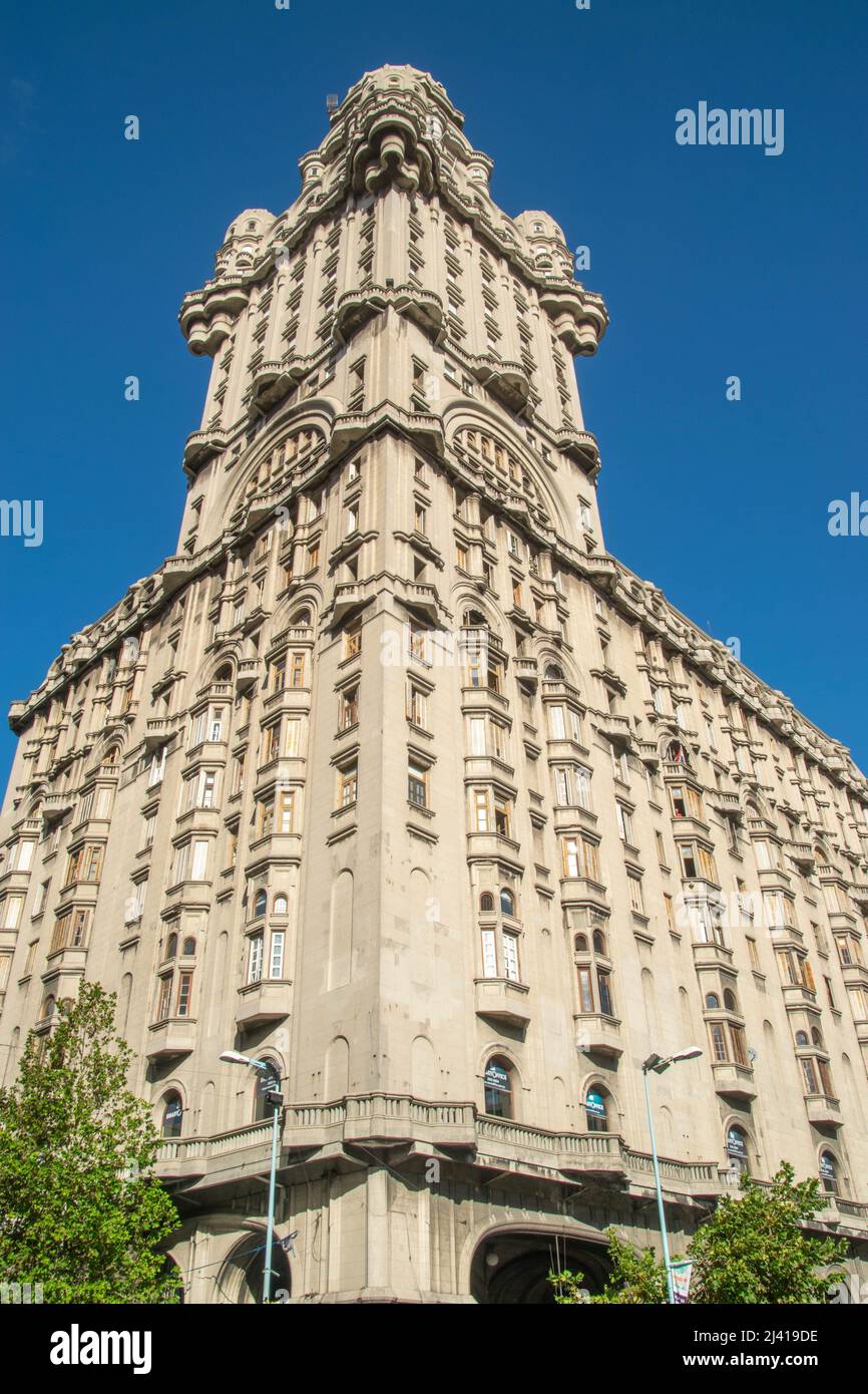 Palacio Salvo edificio histórico de la Plaza de la Independencia en