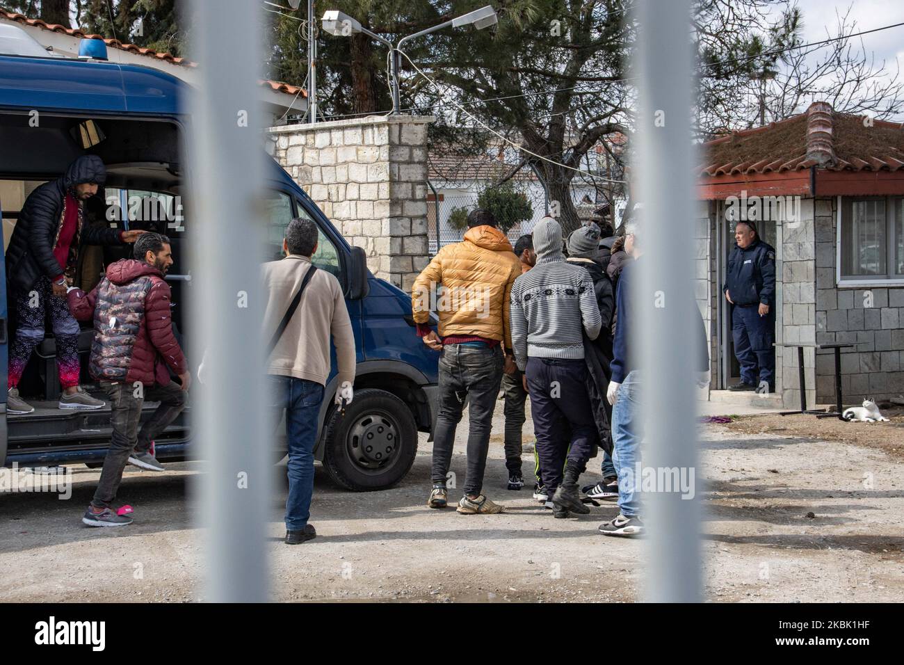 Los agentes de policía griegos y la policía fronteriza descargan a los