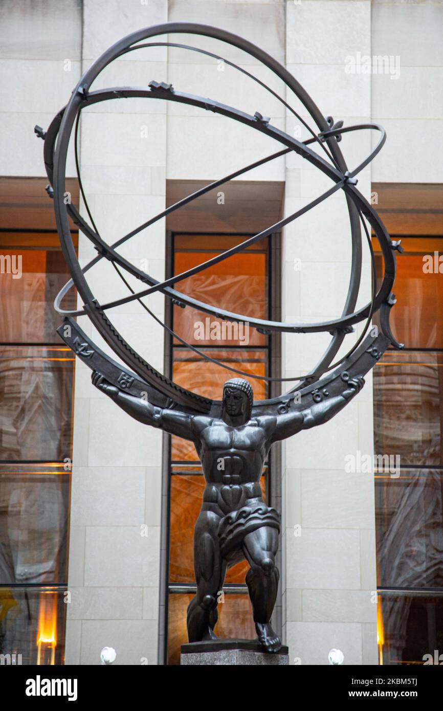 Estatua De Bronce Del Atlas En El Rockefeller Center En La Quinta Avenida Nueva York EE UU El