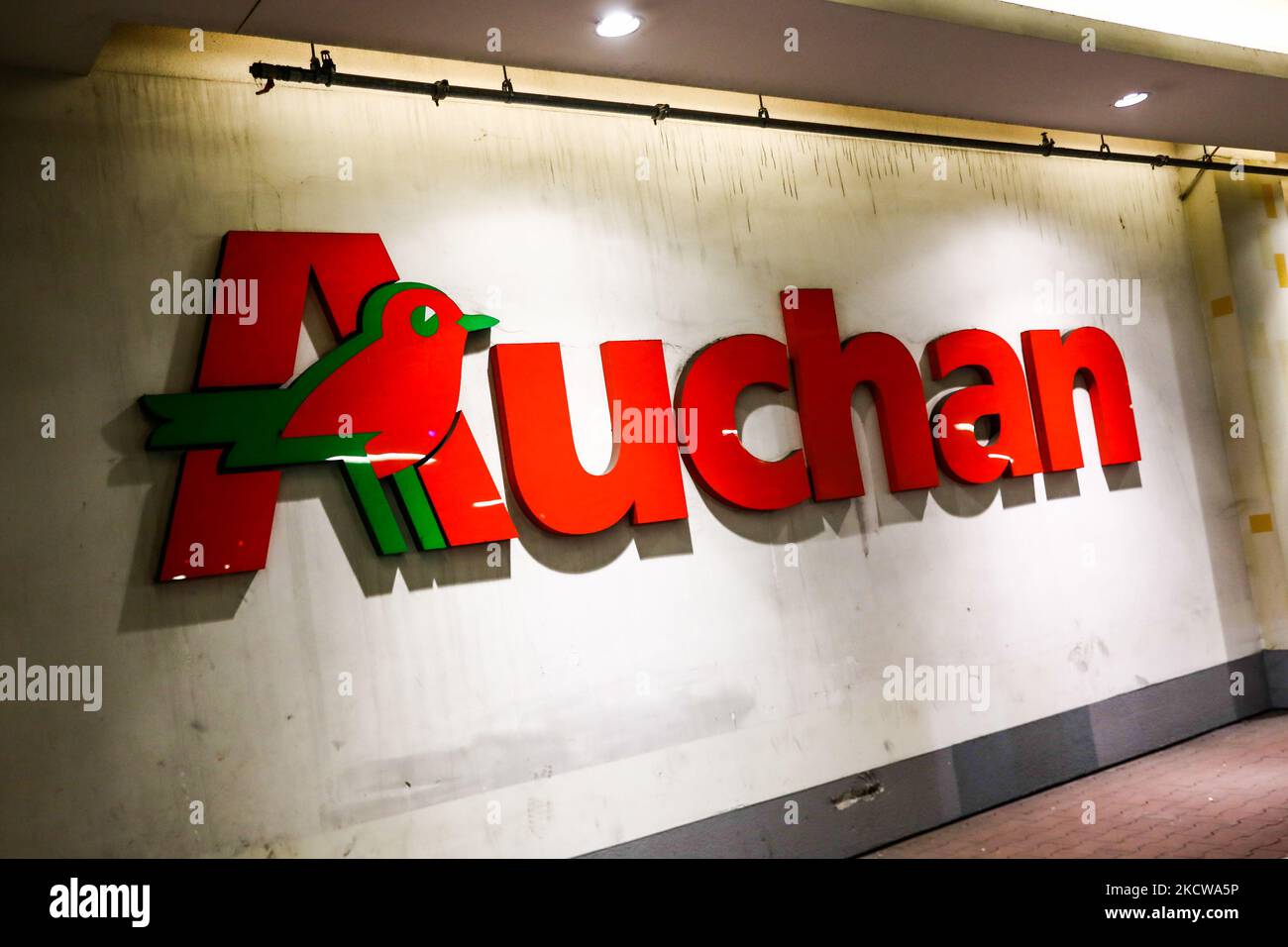 El Logotipo De Auchan Se Ve Cerca Del Supermercado En El Centro