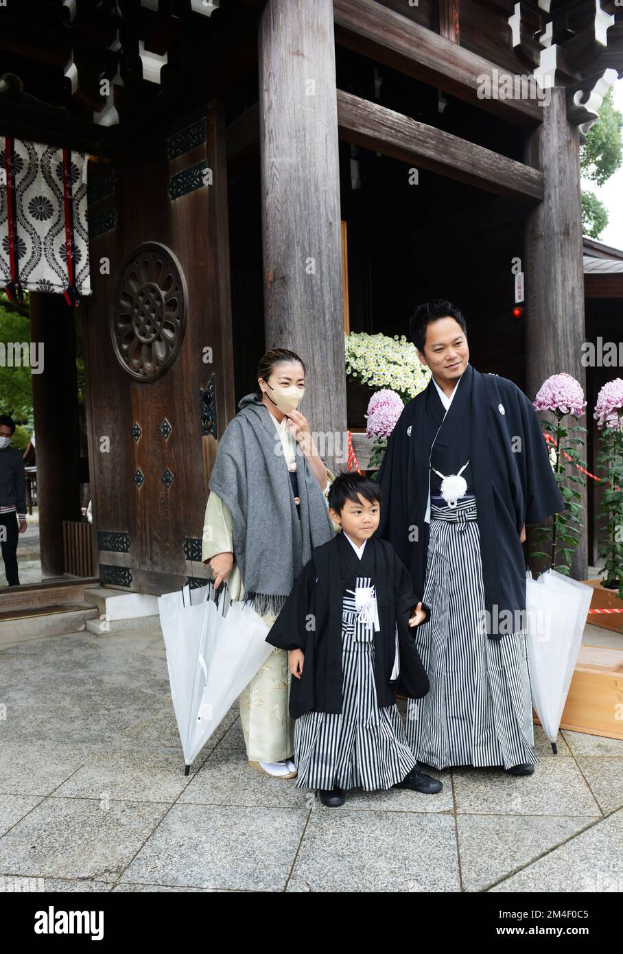 Una Familia Japonesa Vestida De Manera Tradicional Tomada Celebrando