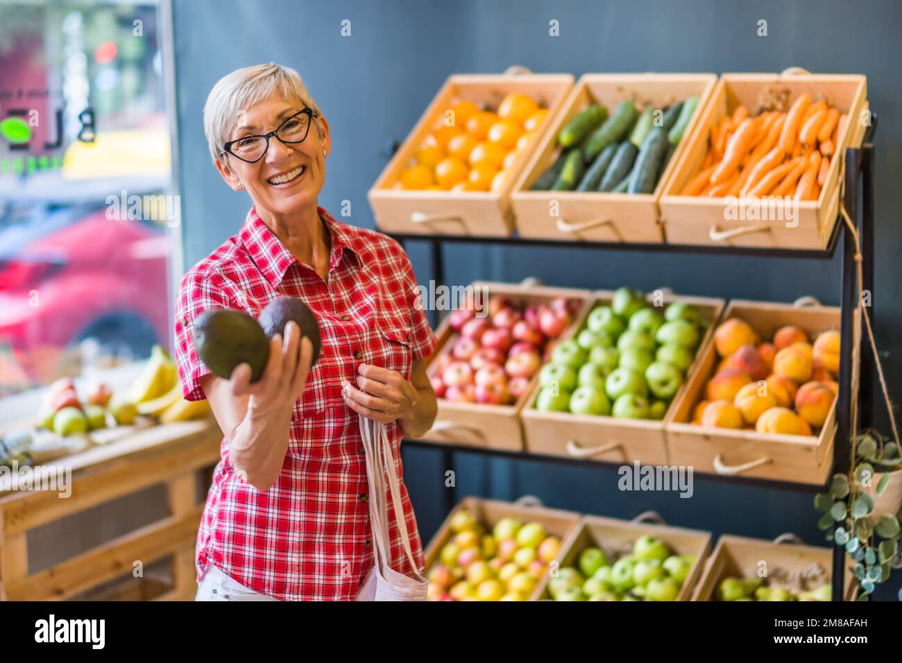 La Mujer Est Comprando En La Tienda De Frutas Y Verduras Ella Est