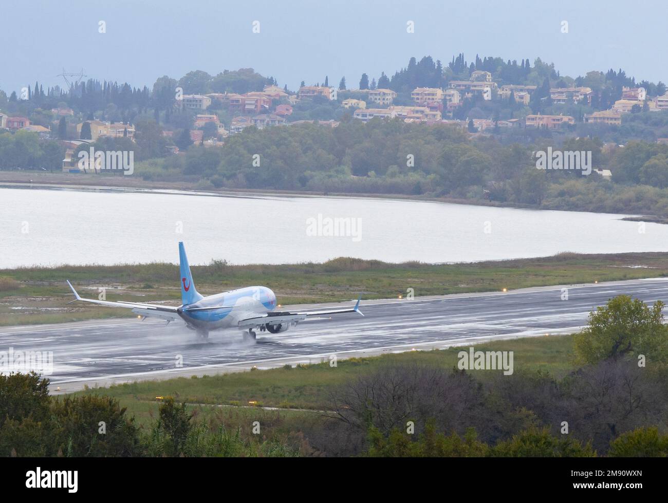 TUI Fly Boeing 737 MAX 8 D AMAB aterrizando en el aeropuerto de Corfú