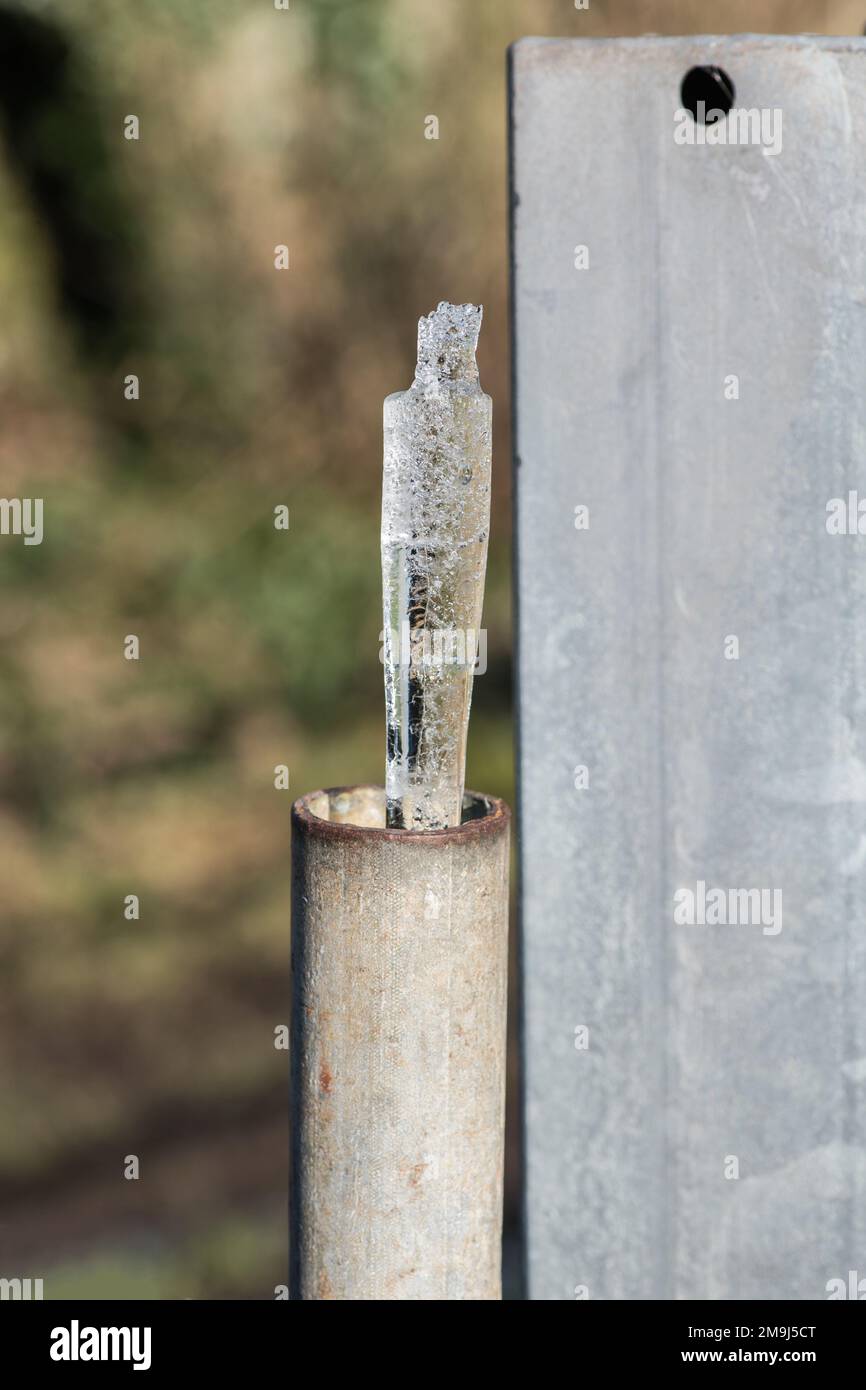 Como El Agua Capturada En Una Tuber A Vertical Se Congela Se Expande