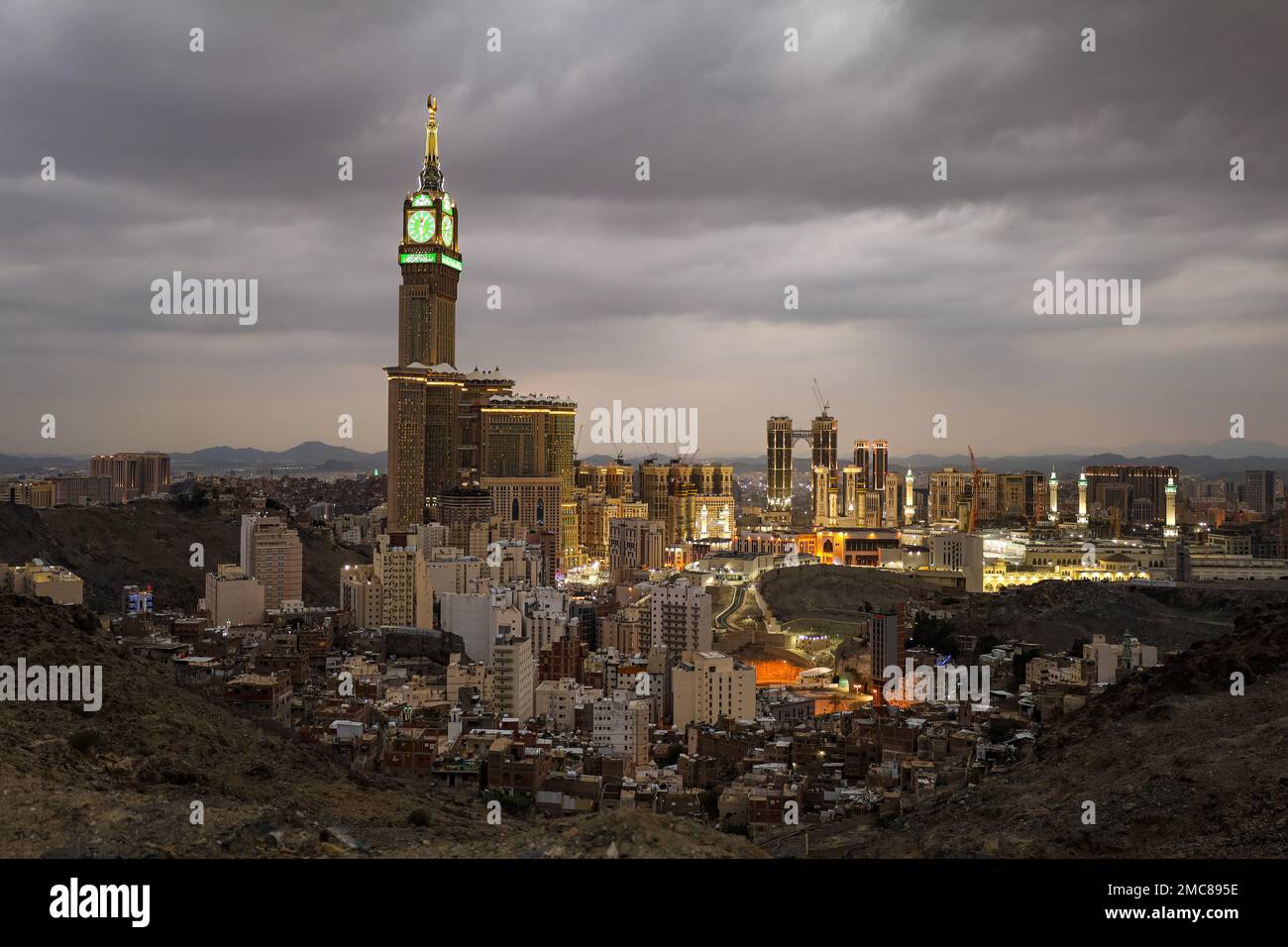 Torre de reloj real de la meca fotografías e imágenes de alta