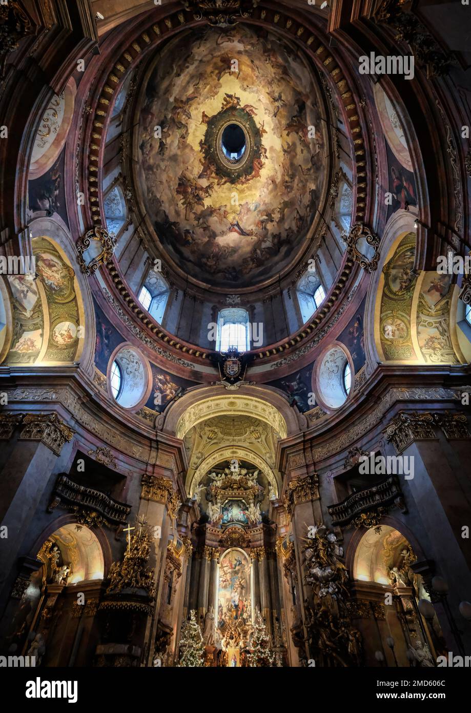 Viena Austria diciembre de 2019 La hermosa cúpula de San Iglesia de