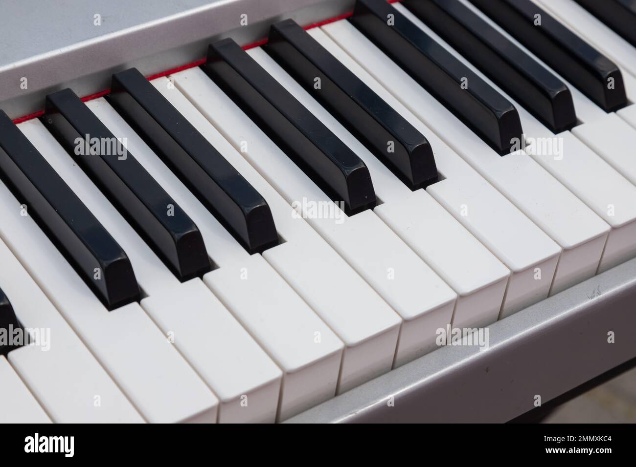 Teclas de piano fondo negro fotografías e imágenes de alta resolución