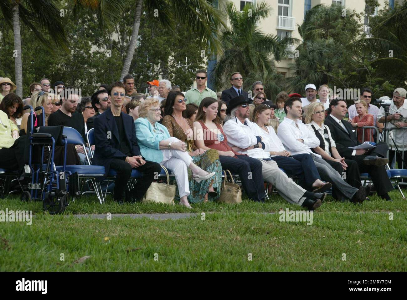 La Familia De Maurice Gibb Amigos Y Fans Se Re Nen En La Ceremonia De