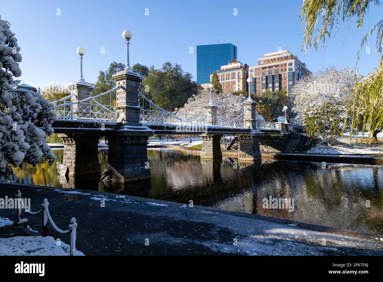 Puente escénico en el jardín público de Boston con nieve de principios