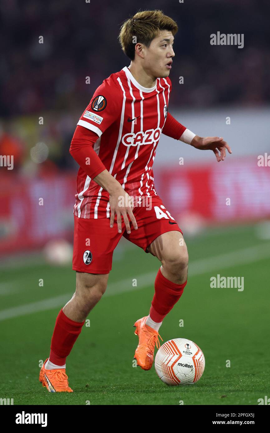 El Ritsu Daan del SC Freiburg controla el balón durante el 16 partido