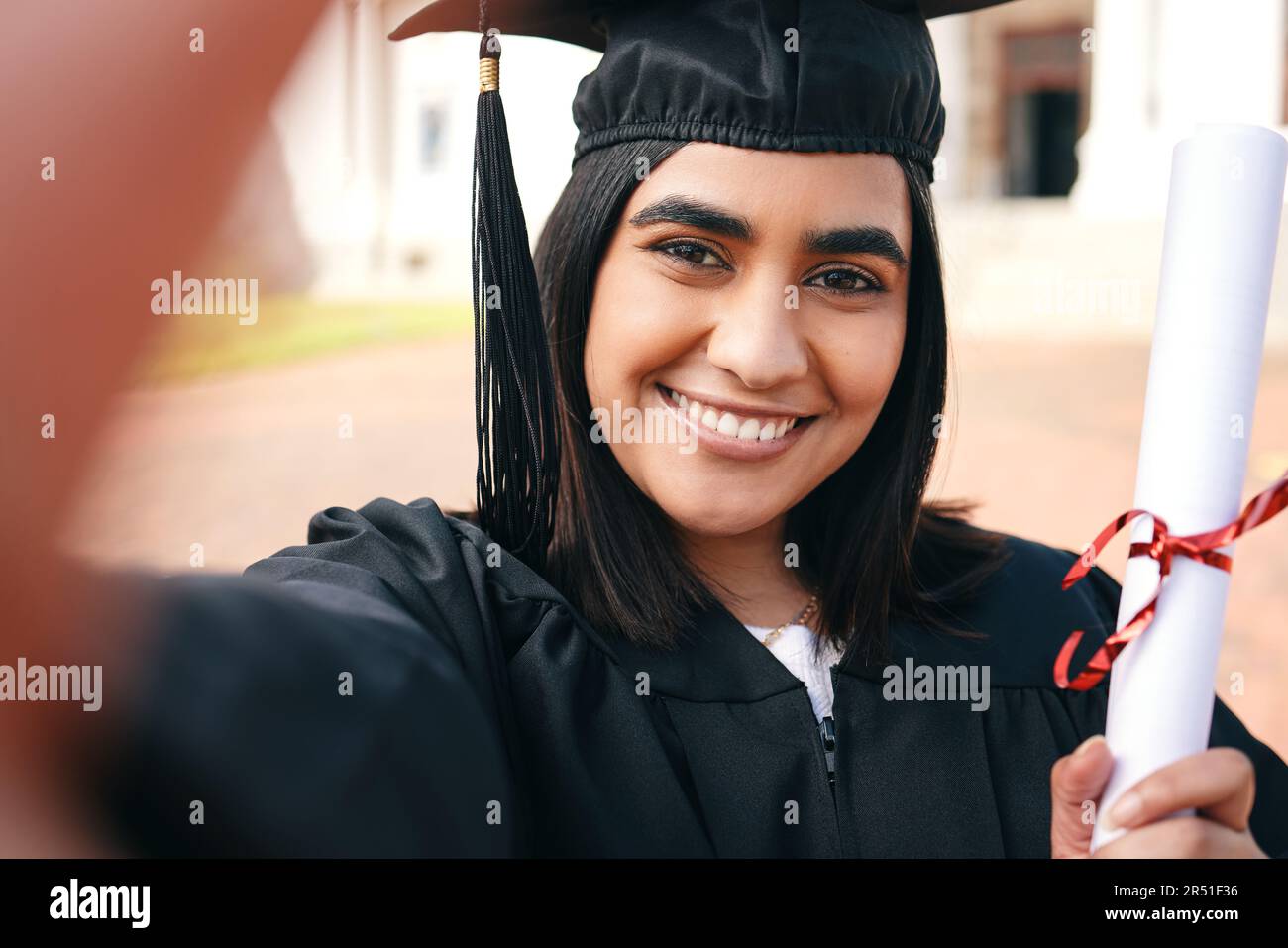 Certificado Selfie Y Retrato De Una Mujer Graduada Con Xito O Logro