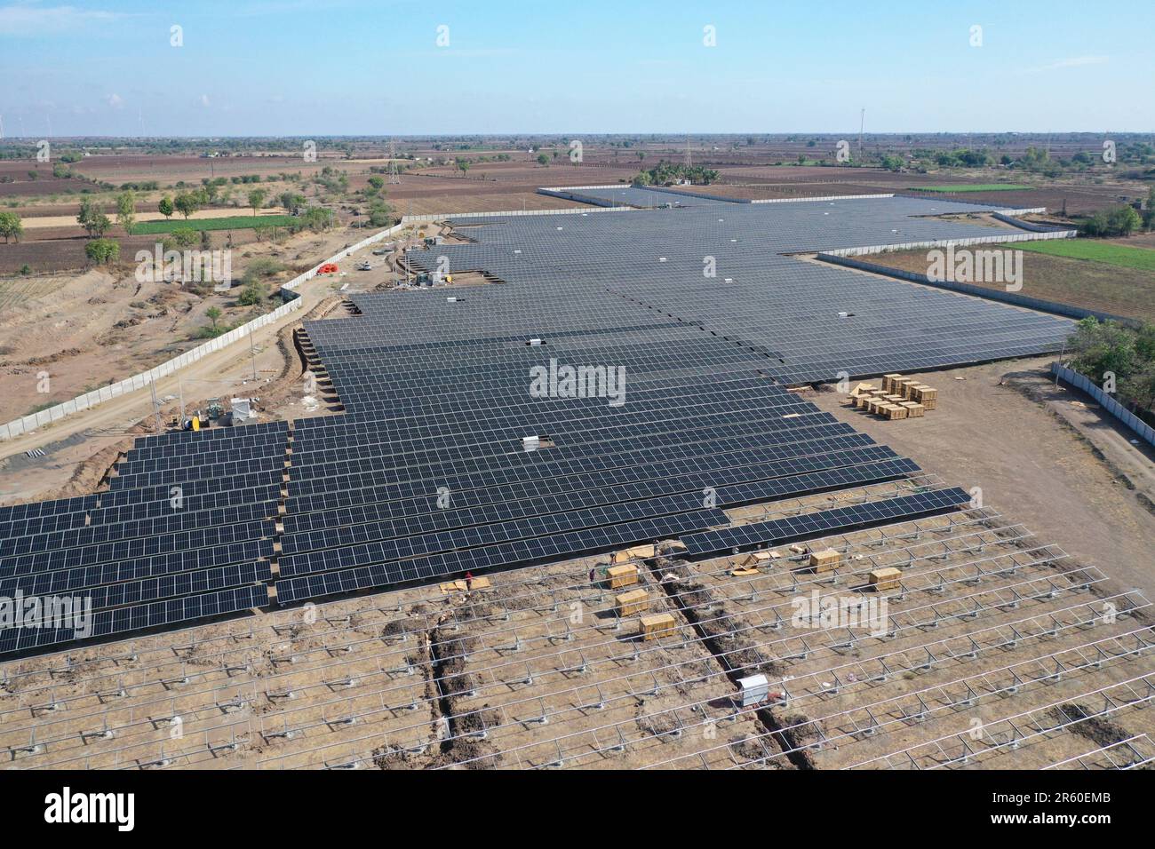 Una vista aérea de una granja solar a gran escala con una serie de