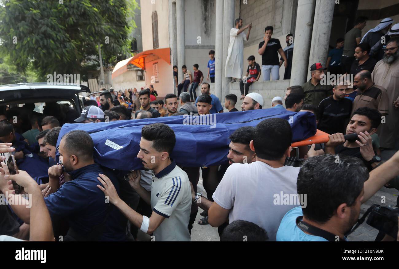 Rafah Gaza 11º de mayo de 2023 Los dolientes llevan el cuerpo de una