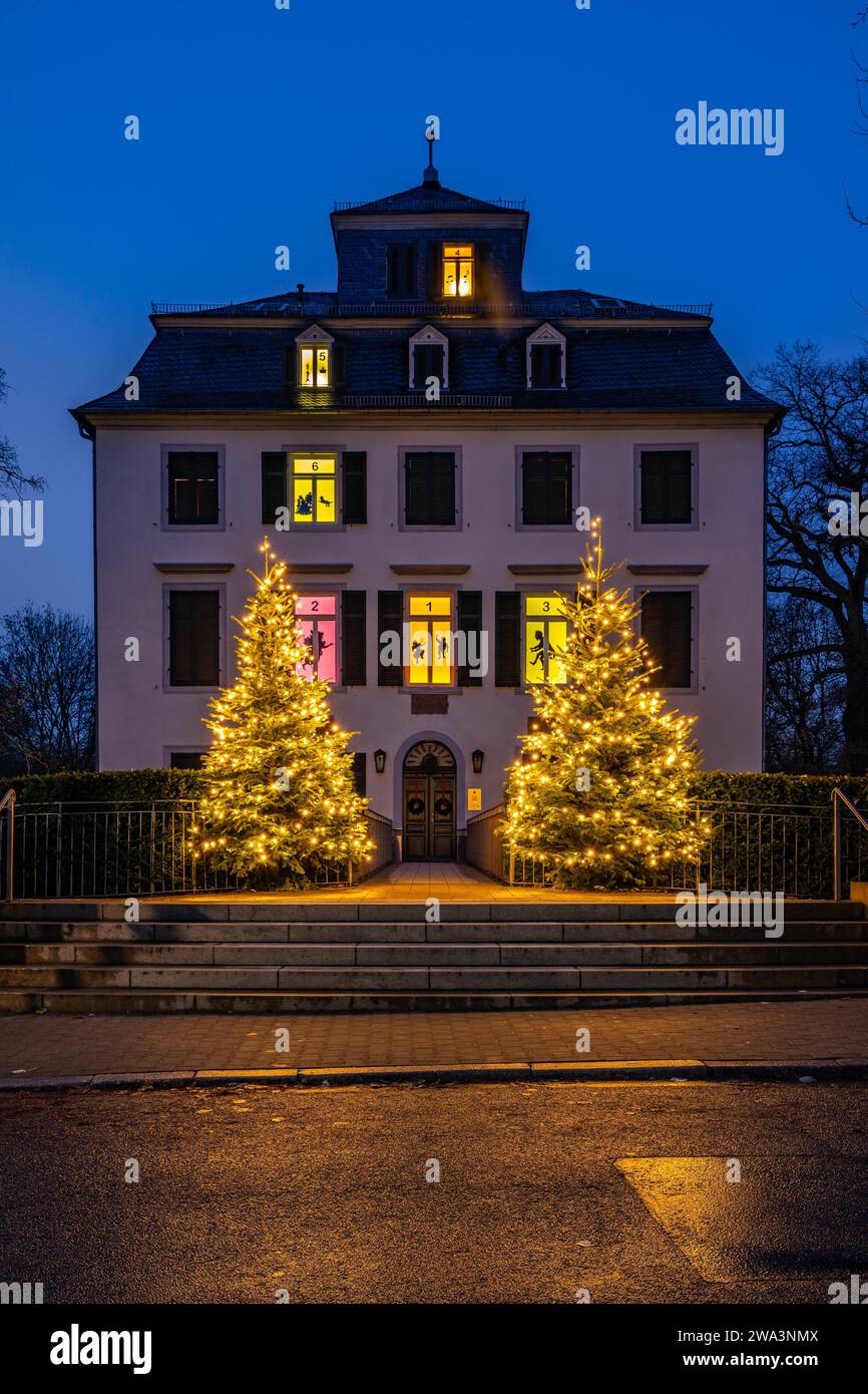 Holzhausenschl Sschen Con Frente De Ventana Iluminada En La Poca De