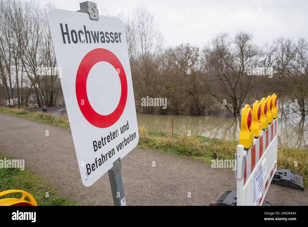 Hochwasser steigt weiter Rheinfähre en Bibsli Gaststätte steht