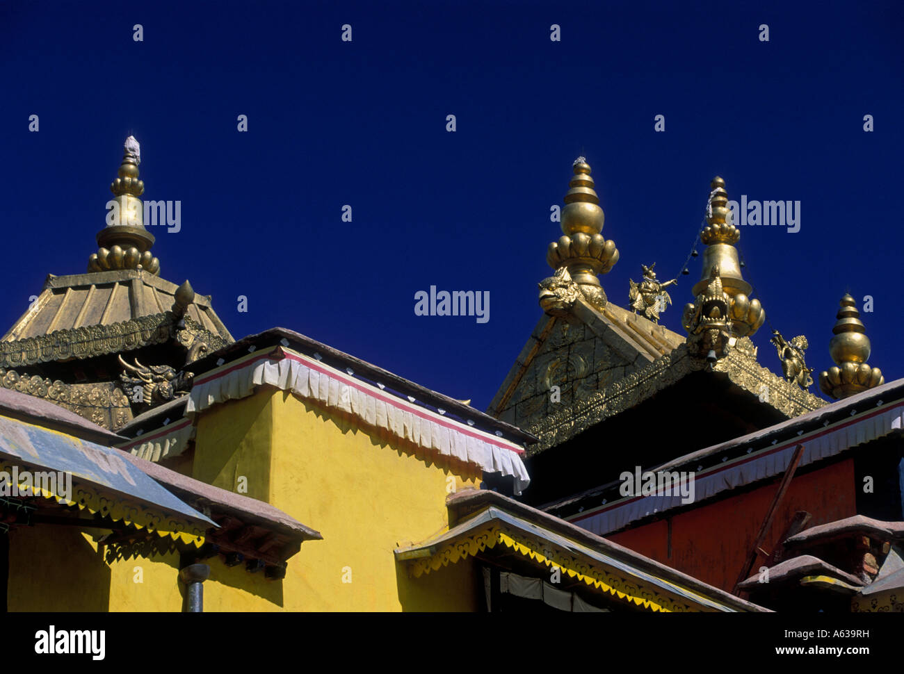 Capilla Funeraria De Los Dalai Lamas En La Cima De El Palacio Rojo