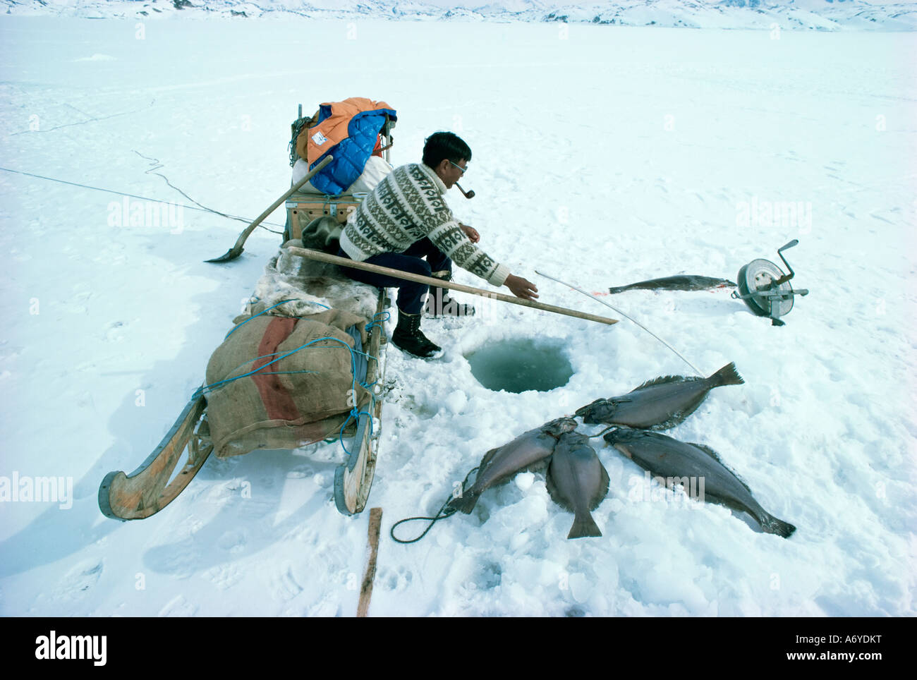 Hombre inuit la pesca de fletán zona oriental de Groenlandia las