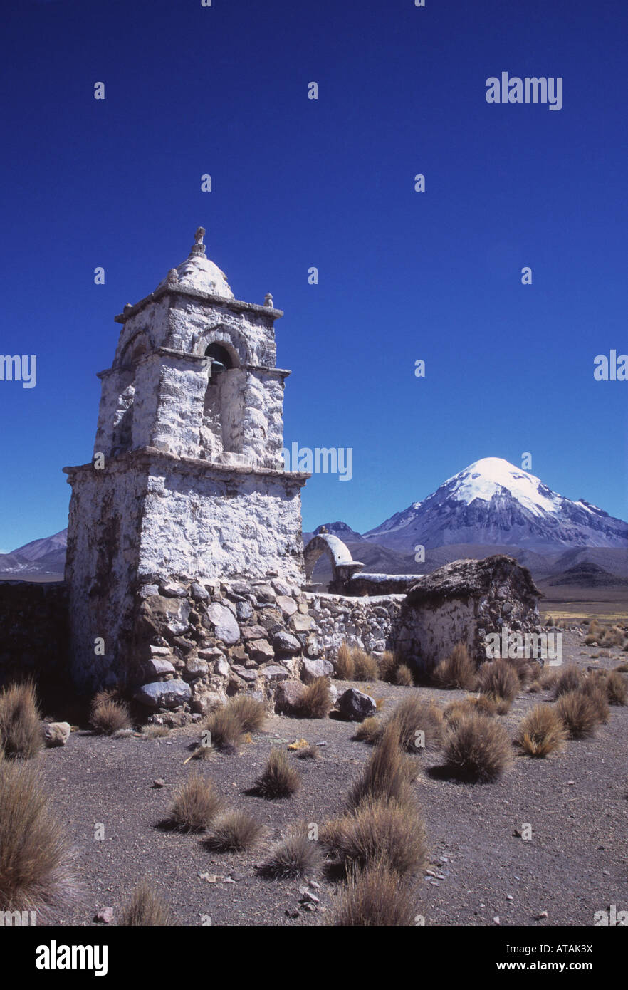 Iglesia rústica en lagunas volcán Sajama en el fondo el Parque