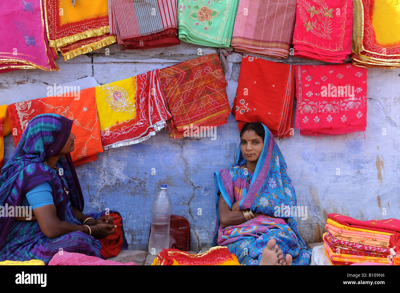 Venta De Saris Indios Y Telas En Un Colorido Mercado De Rajasthani