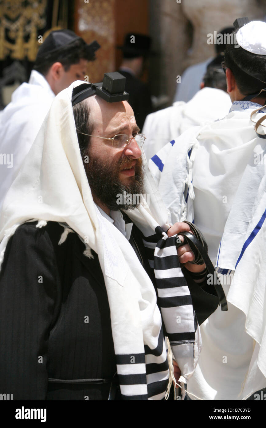 Un judío ortodoxo orando ante el Muro de las Lamentaciones Jerusalén