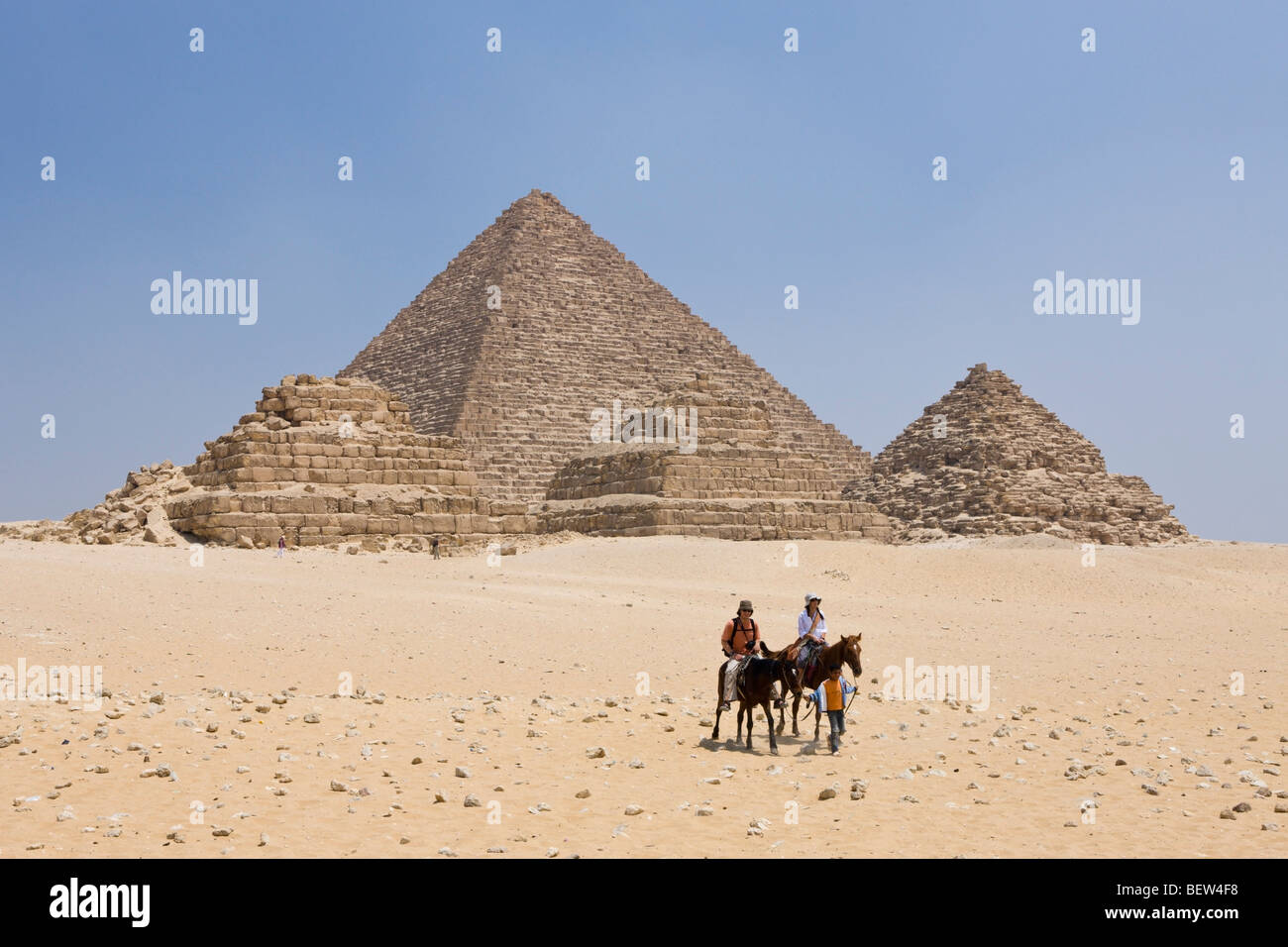 Pirámide de Menkaure y tres pequeñas pirámides de las Reinas El Cairo