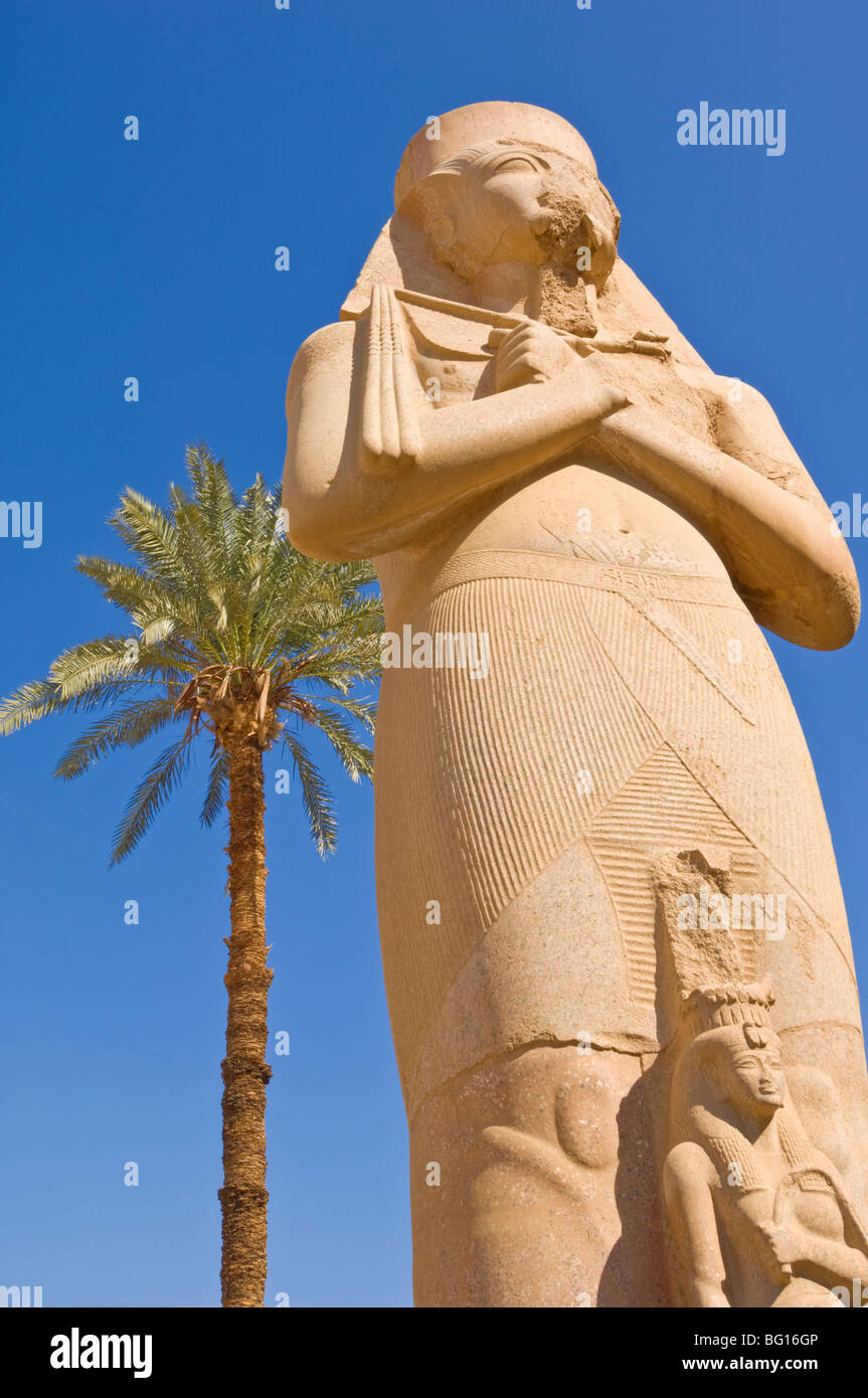 Estatua del faraón Ramsés II con la hija de Bent anta entre las piernas