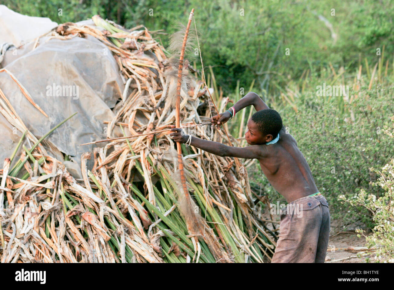 Africa Tanzania El Lago Eyasi Hadza Hombres Cazando Con Arco Y