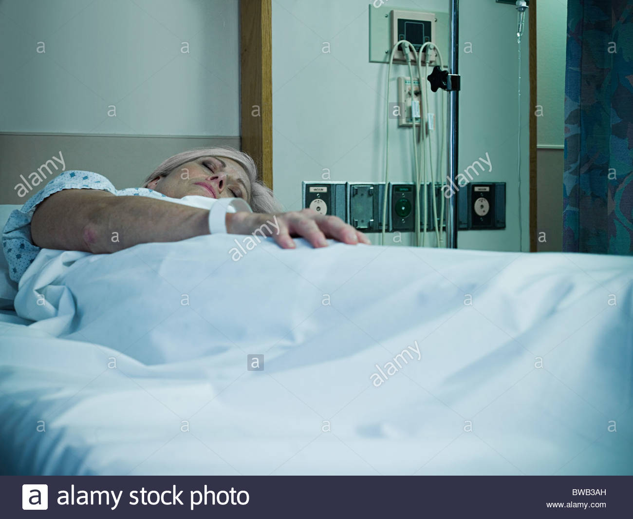 Больной трахнул свою жену и лечащую врачиху по очереди в больничной палате прямо на кровати 
