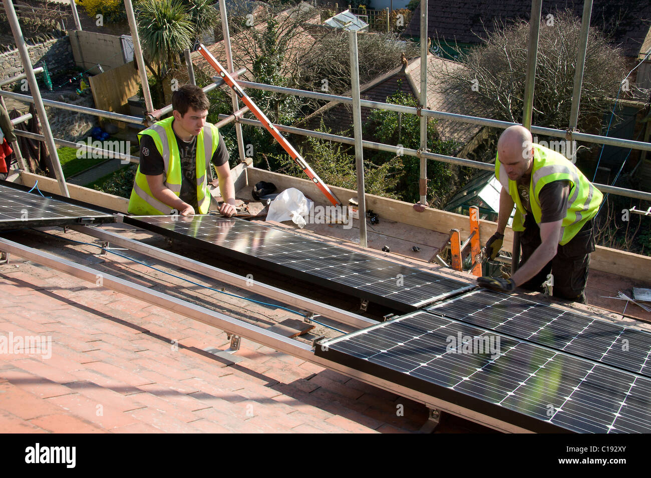 Instalación de paneles solares fotovoltaicos pv en un tejado a cuatro