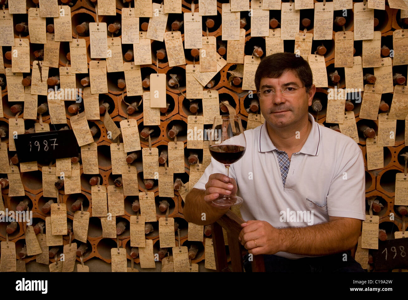 El enólogo Oscar Gato en la bodega bodega de vinos donde todas las