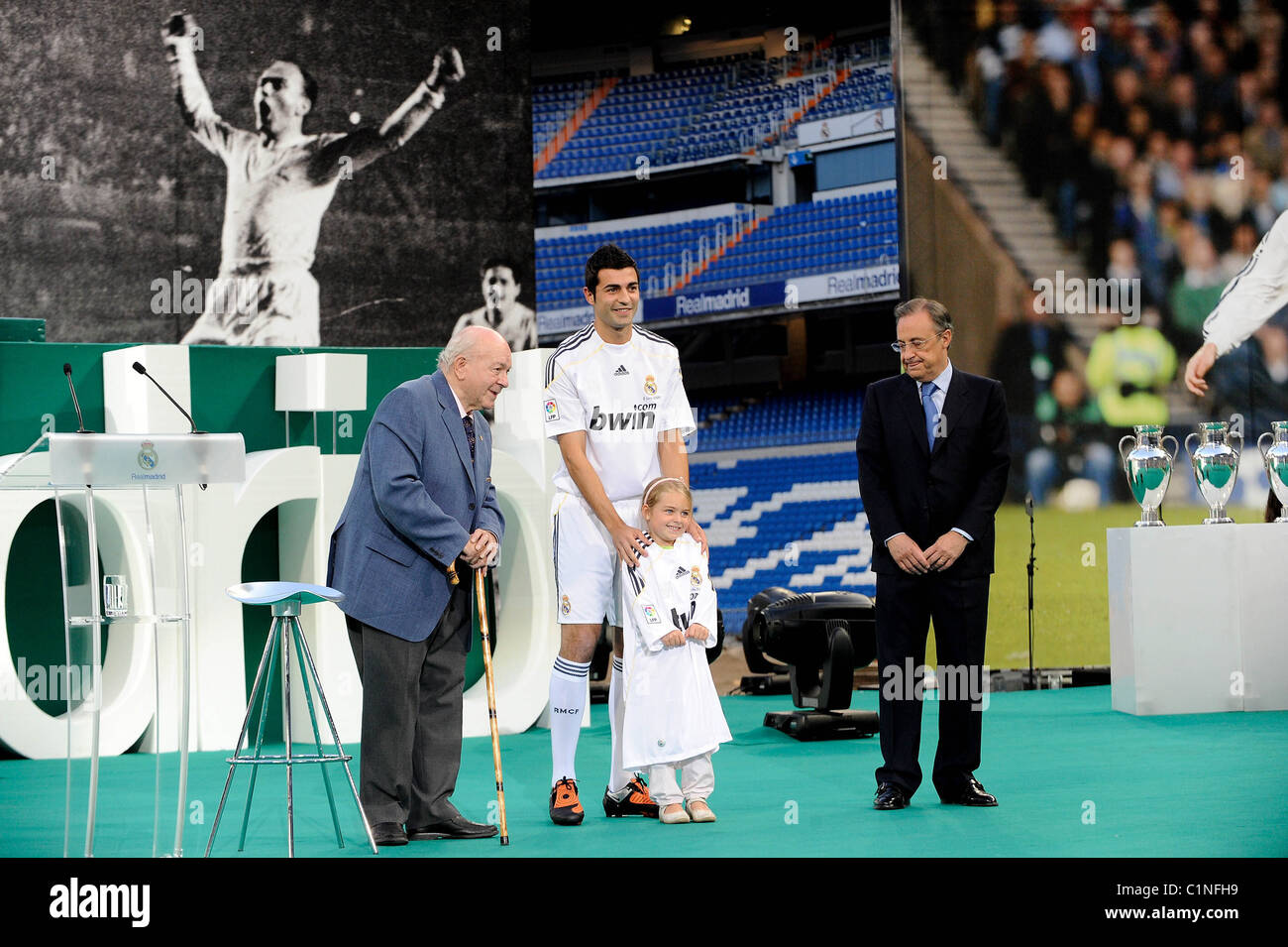 Nuevo jugador del Real Madrid Raúl Albiol durante la ceremonia de