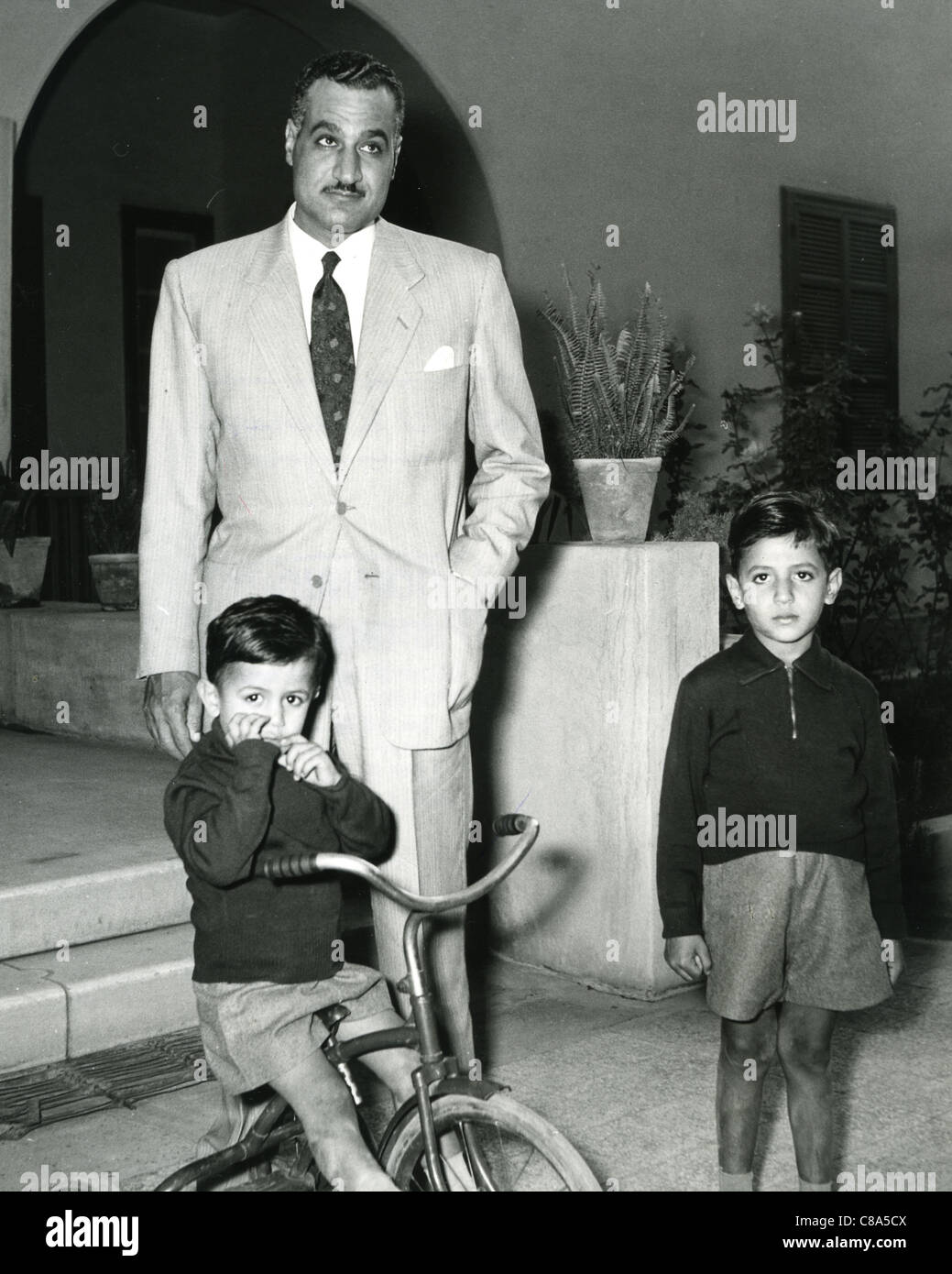 Gamal Abdel Nasser Segundo Presidente De Egipto Con Dos De