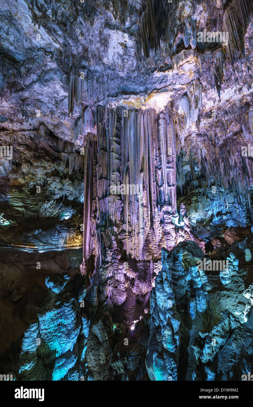 Las Cuevas de Nerja Galerías iluminados de formaciones de piedra