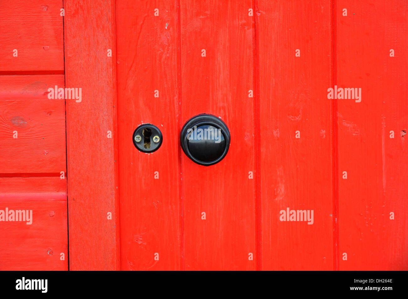 Cobertizo De Madera De Colores Brillantes Puerta Redonda Negra Con