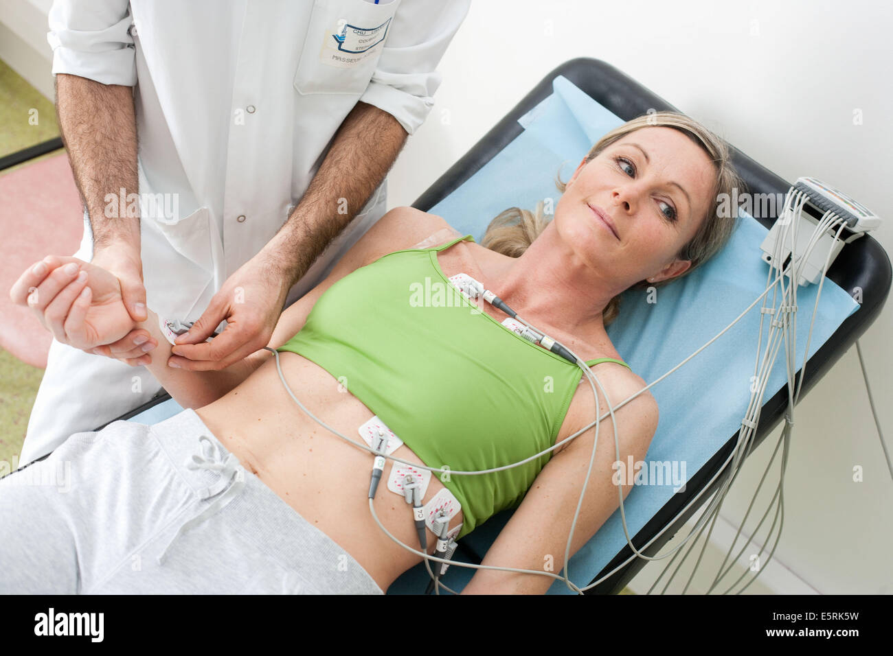 Paciente De Sexo Femenino Atravesando Un Electrocardiograma Ekg Examen Electrodos Conectados