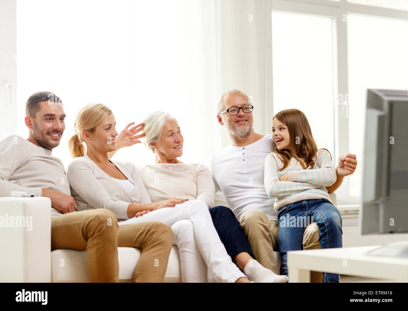 Familia feliz viendo la televisión en casa Fotografía de stock Alamy