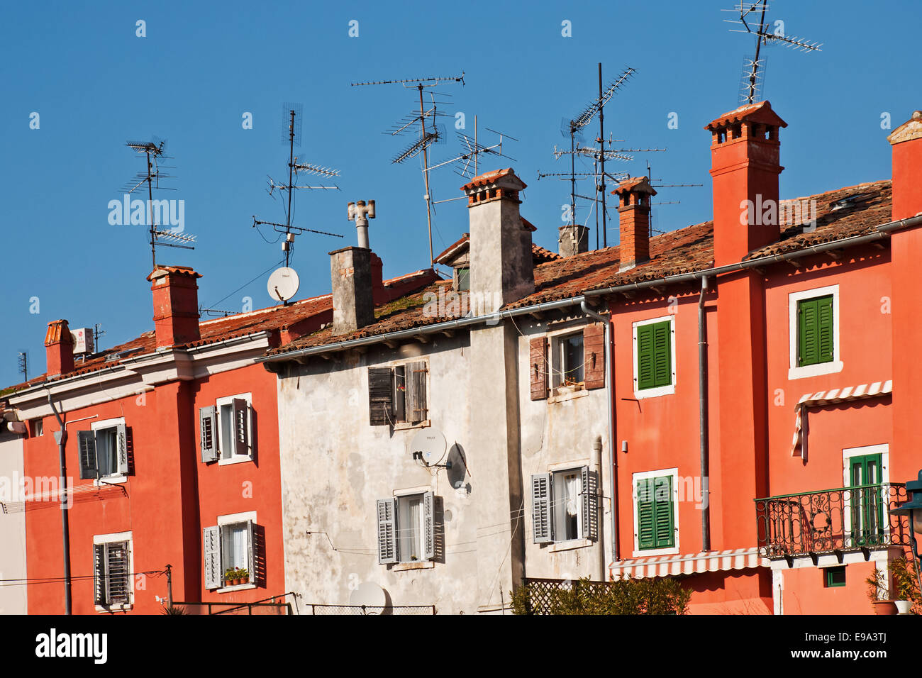 Antenas de recepción de satélite fotografías e imágenes de alta