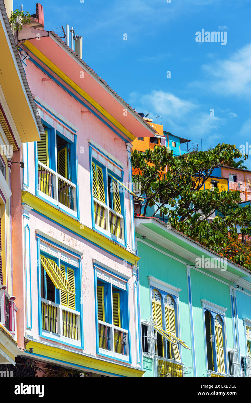 Fachadas de edificios coloridos en el histórico barrio Las Peñas en