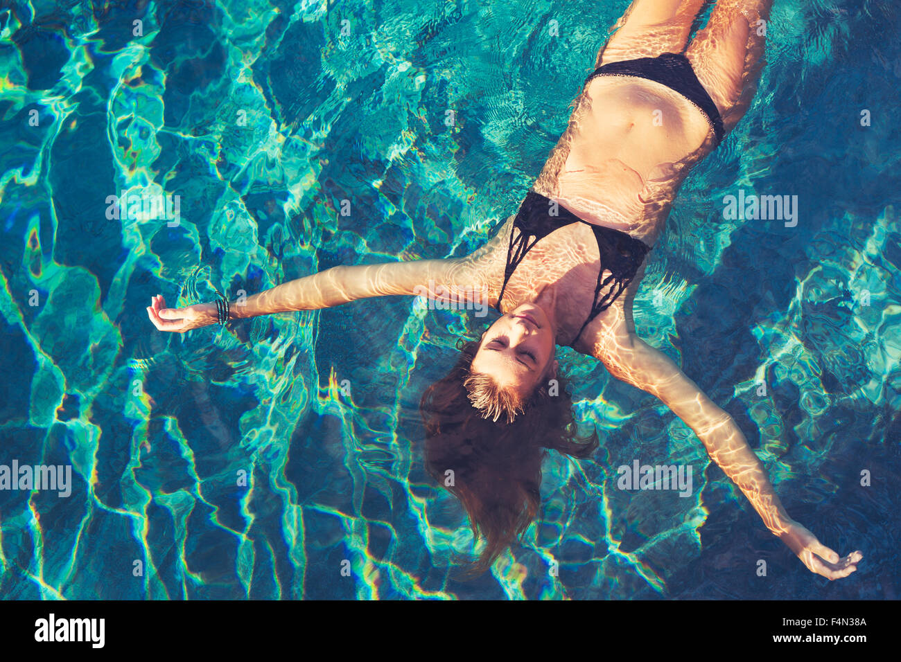 Mujer En Bikini En Piscina Fotos E Im Genes De Stock P Gina Alamy