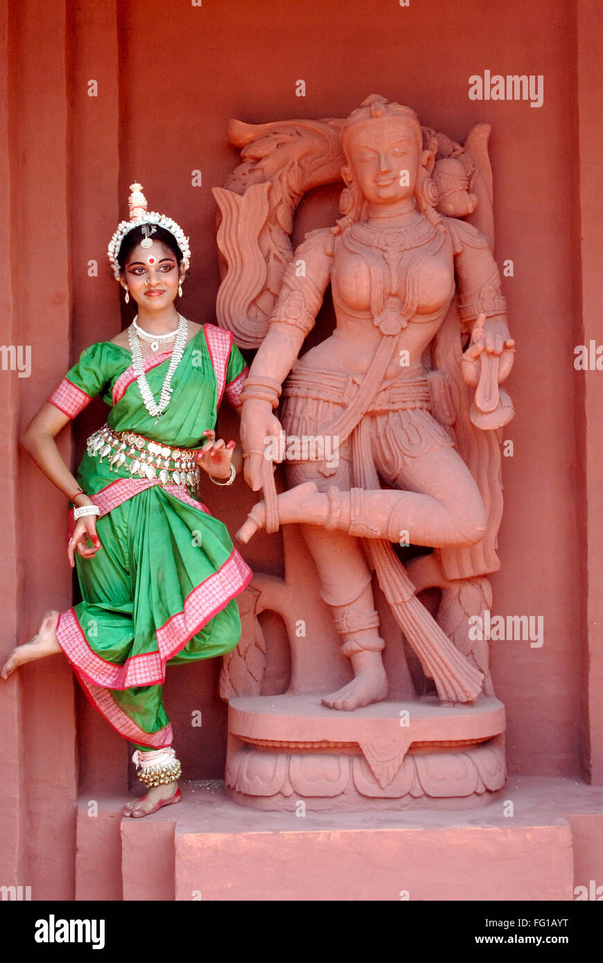 Mujer Realizar La Cl Sica Tradicional Danza Odissi En Estatua En El