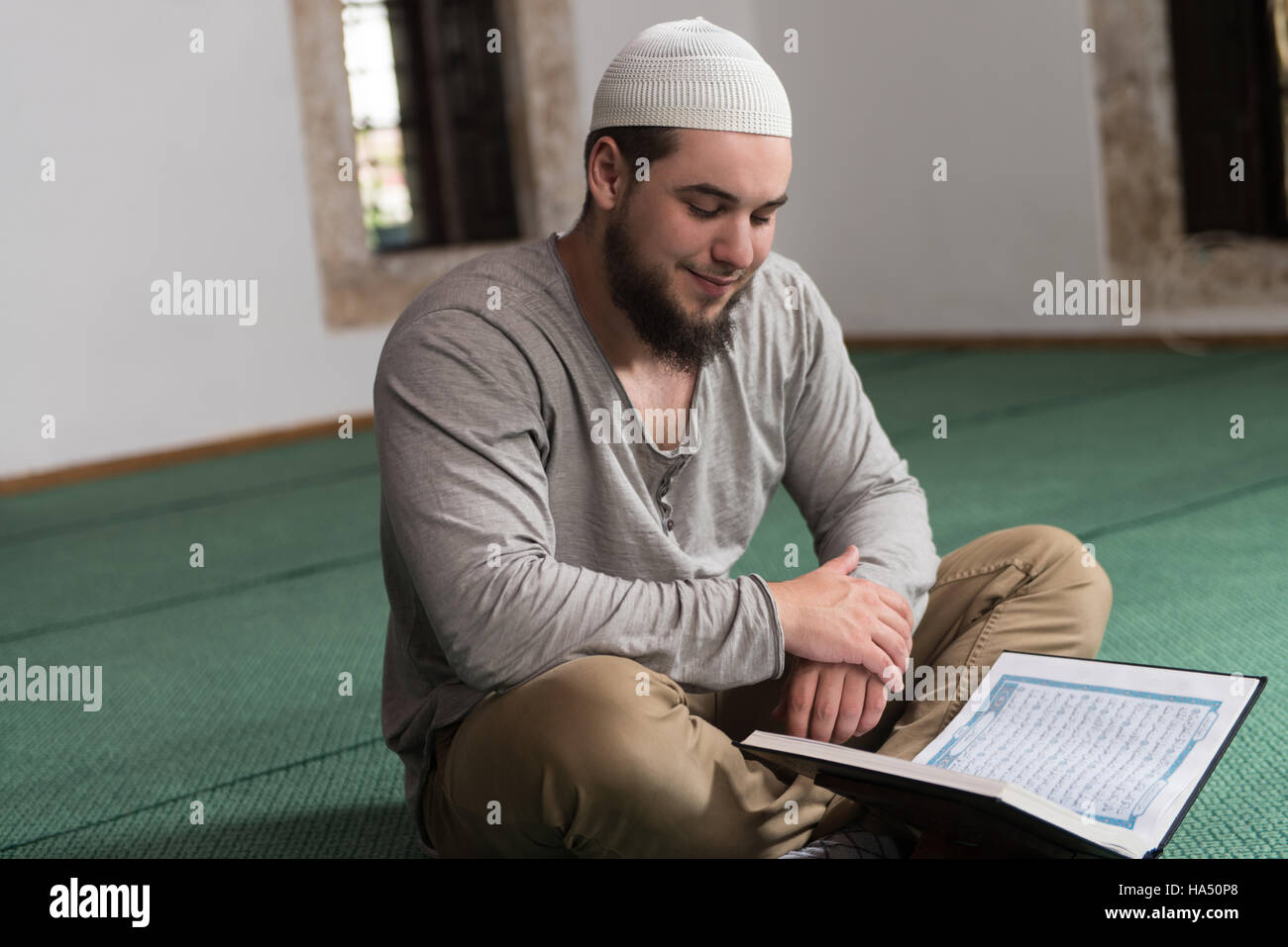 Humilde Hombre Musulm N Es La Lectura Del Cor N En La Mezquita