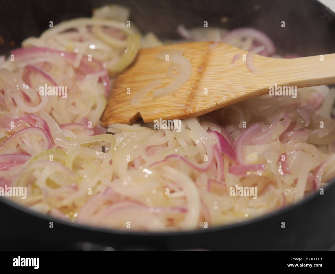 Cebollas En Una Sart N Fotograf A De Stock Alamy