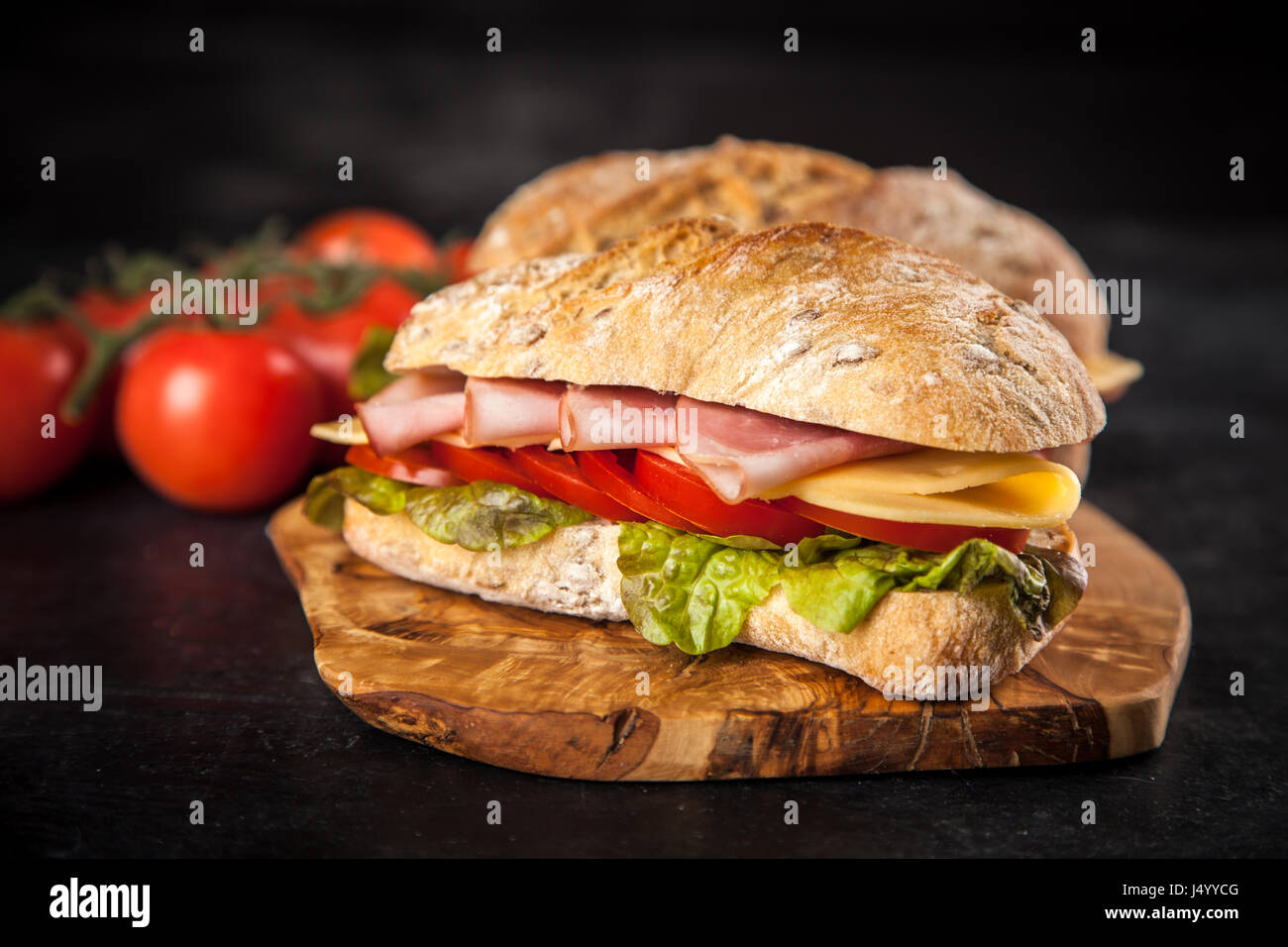 Ciabatta sandwich con verduras queso y jamón Fotografía de stock Alamy